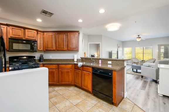 Location, Luxury Amenities, Walk to everything! - Image 5