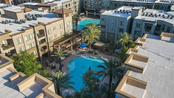 Location, Luxury Amenities, Walk to everything! - Image 2