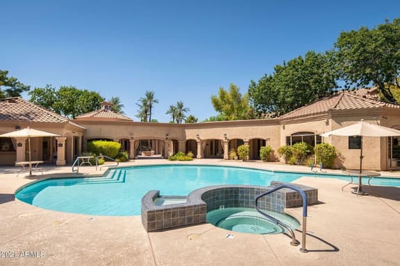 Signature Complex - Highly Desirable 2/2 with Heated Pool, Spa, Steam, Sauna - Image 1